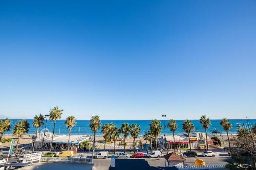 多列毛利诺斯Beatriz Charming Hostal的享有棕榈树海滩和大海的景色