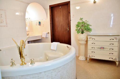 博格诺里吉斯英格尔努克酒店的带浴缸、水槽和镜子的浴室