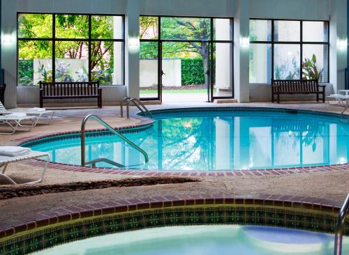 哈帕克长岛哈帕克丽筠酒店的一座带窗户的大型游泳池