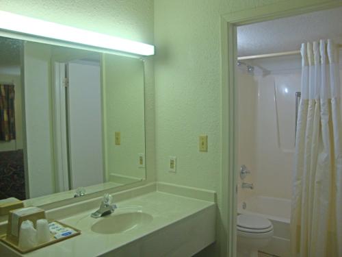 托皮卡广场酒店的一间带水槽、卫生间和镜子的浴室
