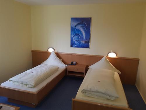 鲍纳塔尔布纳塔斯塔德特酒店的酒店客房,设有两张床和两盏灯