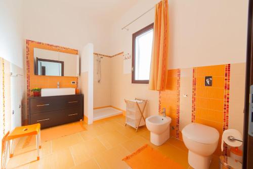 里里耶沃B&B Bianco Sale Trapani的一间带卫生间和水槽的浴室