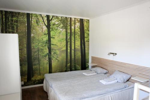 DalhemHotel Dalhem的卧室配有森林壁画
