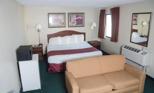 圣路易斯圣路易斯/南部美国最有价值酒店的配有一张床和一把椅子的酒店客房