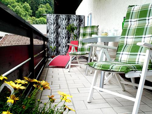 旧天鹅堡豪夫维斯酒店的庭院配有绿色和白色的椅子和桌子