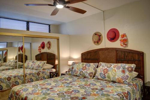 维雷亚Kihei Akahi C308的一间卧室配有两张床和吊扇