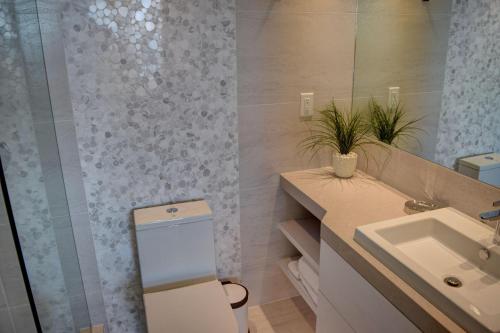 维雷亚Mana Kai 711C的一间带卫生间和水槽的浴室