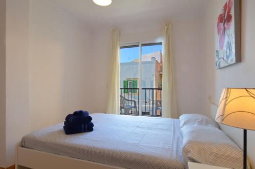 马略卡岛帕尔马28 Townhouse 200mts from sea/beach的一间卧室设有一张床,享有阳台的景色