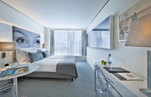 里斯本里斯本怀特酒店的一间卧室设有一张床和一个大窗户