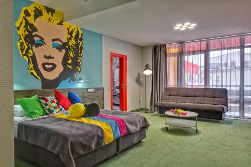乌日霍罗德Emigrand Art Hotel的一间卧室配有一张壁画床