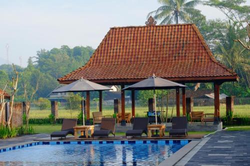 婆罗浮屠商羯罗酒店内部或周边的泳池