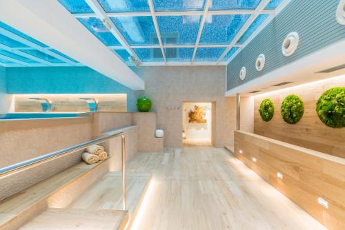 巴塞罗那佩雷四世萨勒酒店的一间拥有蓝色天花板和木地板的客房