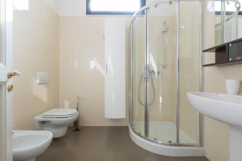 卡萨拉诺Dependance Le Tajate by BarbarHouse的带淋浴、卫生间和盥洗盆的浴室