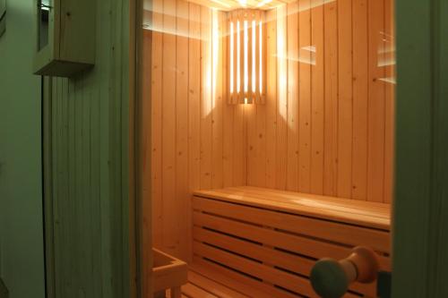 维罗维-德欧纳维洛比酒店的一间木制桑拿房,里面设有木浴缸
