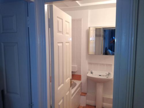 都柏林圣保罗公寓的白色的浴室设有水槽和镜子