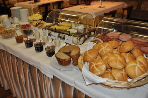 兰克韦尔Hotel Restaurant Rössle的自助餐,包括面包和糕点