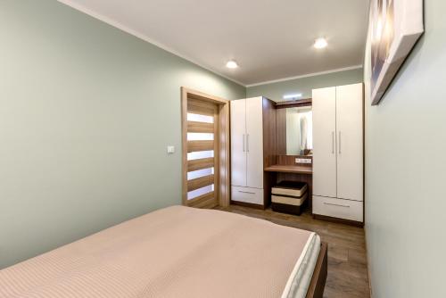 卡尔帕奇Apartament Eva的一间带床的小卧室和一间浴室