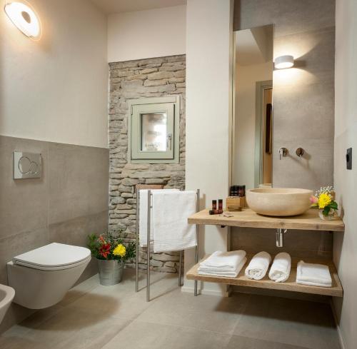 内伊韦博尔格斯卡梅雷套房旅馆的一间带水槽和卫生间的浴室