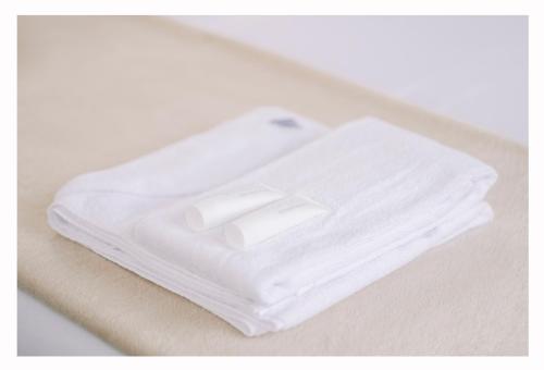 波尔图ORM - Ferreira Borges Apartment的一张桌子上一叠白色毛巾