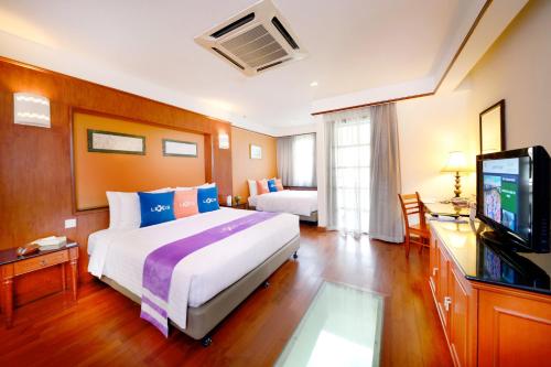 波德申Lexis Port Dickson的酒店客房设有一张大床和一台电视。