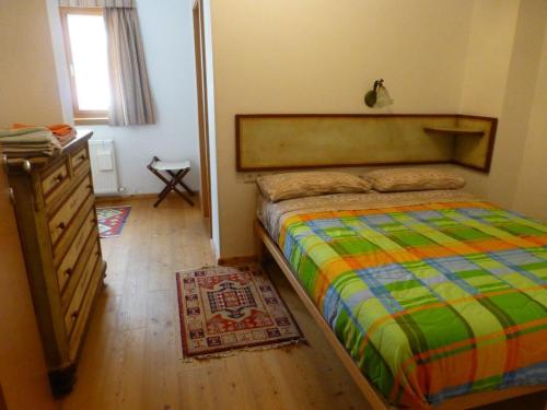 巴德小基希海姆Appartement Sonnfried的一间卧室配有一张床和一个梳妆台