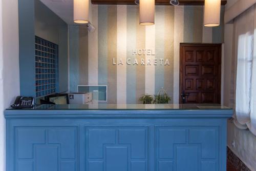 奇瓦拉卡雷塔酒店的墙上有标牌的房间的蓝色柜台