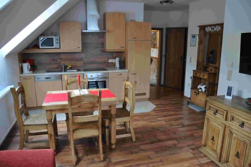 赖兴瑙Familie Stoier的一间带木桌的厨房和一间餐厅