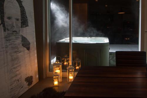 阿克雷里维京度假屋的一间设有蜡烛的房间和一个可吸烟的浴缸