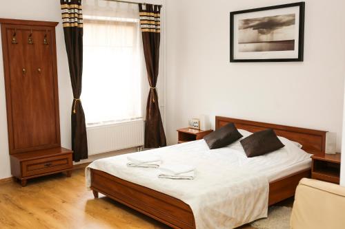 切拉季特克里马蒂酒店的一间卧室设有一张床和一个窗口