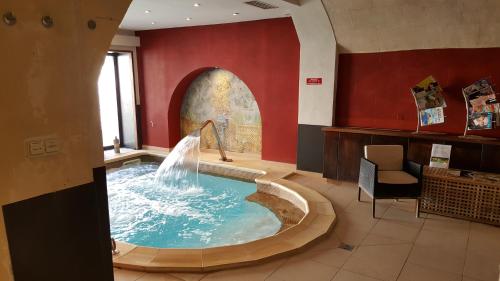 阿尔勒卡隆德尔Spa酒店的客房内的热水浴池和喷泉