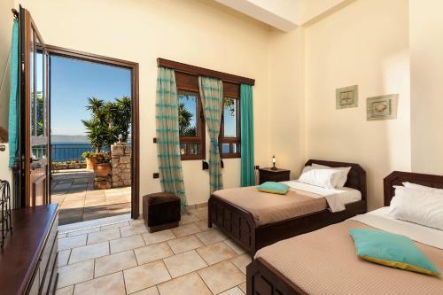KalamiVilla Thalassea的一间带两张床的卧室,享有海景