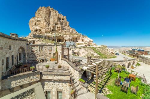 乌奇希萨尔Kale Konak Cappadocia的从大楼顶部可欣赏到山景