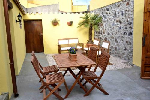 MilisNonna Murtas的庭院配有木桌和椅子