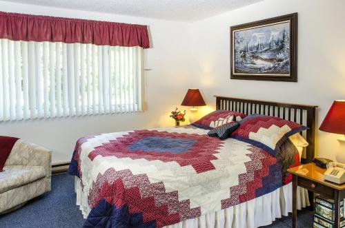 林肯Nordic Inn Condominium Resort的一间卧室配有床,床上装有被子