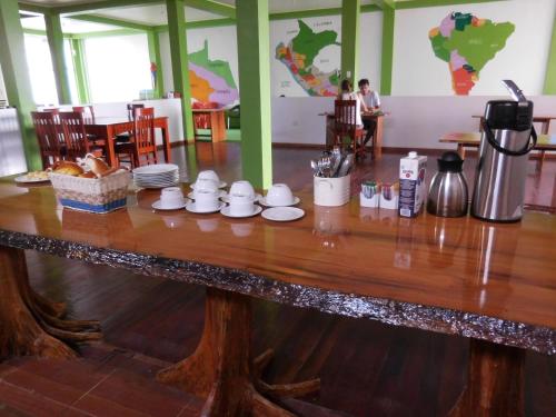 马尔多纳多港坦博帕塔住宿加早餐旅馆的一张木桌,上面配有咖啡壶