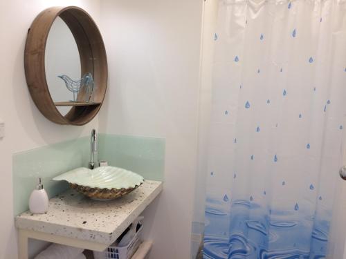LeighLeigh Central的一间带水槽和镜子的浴室
