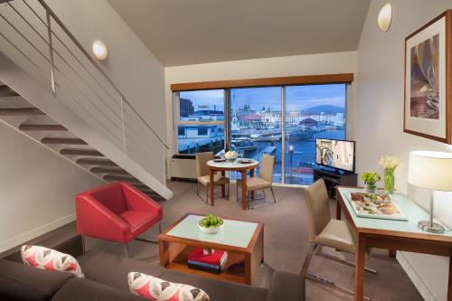 霍巴特皮尔萨默塞特酒店的客厅设有楼梯,享有海港的景色