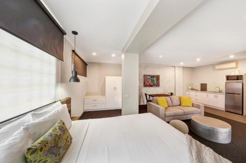 莱伊月光湾公寓 的一间卧室设有一张床和一间客厅。