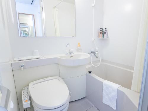 长崎长崎港永酒店的白色的浴室设有卫生间和水槽。
