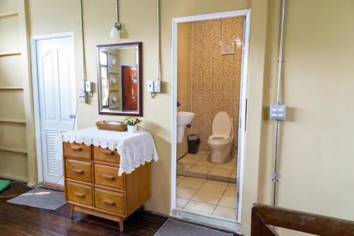班禅旅馆 的一间浴室