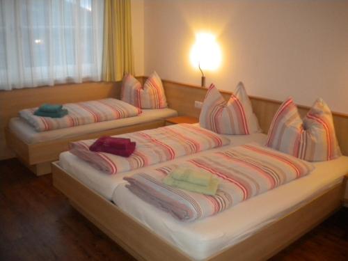 瓦格赖恩Appartement Andi的两张位于酒店客房的床,配有枕头