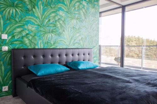 布尔诺Amazing Apartments的一间卧室配有一张带蓝色枕头的大床