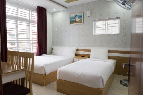 邦美蜀添雅酒店的酒店客房设有两张床和窗户。