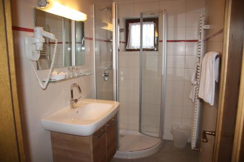 福森希尔霍夫兰德宫酒店的一间带水槽和淋浴的浴室