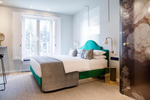 杜塞尔多夫弗里茨杜塞尔多夫国王大道酒店的一间卧室设有一张床和一个窗口