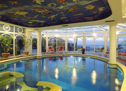 Mango木槿花别墅的一座带天花板的酒店游泳池