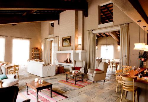 El EncónHouse of Jasmines Relais & Châteaux的大型客厅配有桌椅