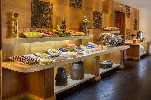 维纳德马最佳西方雷伊码头酒店的包含多种不同食物的自助餐