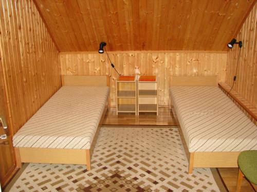 雷夫菲勒普Ottó Nyaraló的木墙客房的两张床
