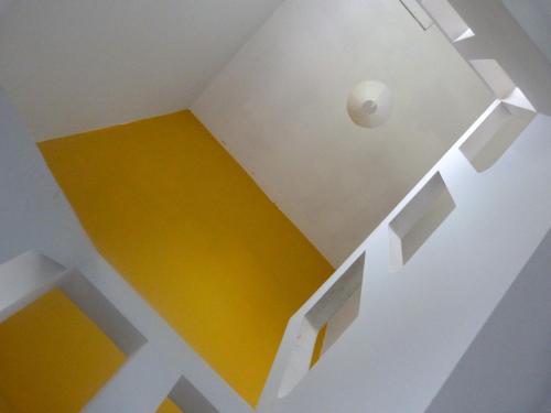Sart-Dames-Avelines公鸡马厩乡村民宿的白色的楼梯,有黄色和橙色的地板